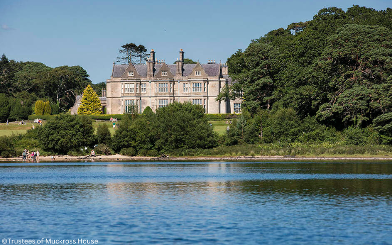 Blick von Muckross Lake auf Muckross House