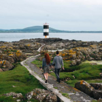 Ein Paar auf Entdeckungstour auf Rathlin Island mit Aussicht auf den Leuchtturm