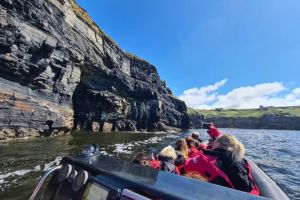 Bromore Cliffs vom Wasser aus